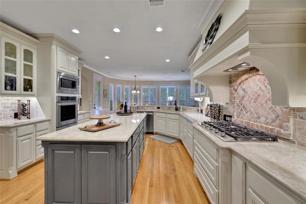 2814 S Cotswold Manor Drive Kingwood TX 77339 Barrington Schedule a Private Showing with a Member of the Red Hawk Property Team brokered by JLA Realty Gourmet Kitchen 2814 S Cotswold Manor Drive Kingwood TX 77339 Barrington Schedule a Private Showing with a Member of the Red Hawk Property Team brokered by JLA Realty Gourmet Kitchen